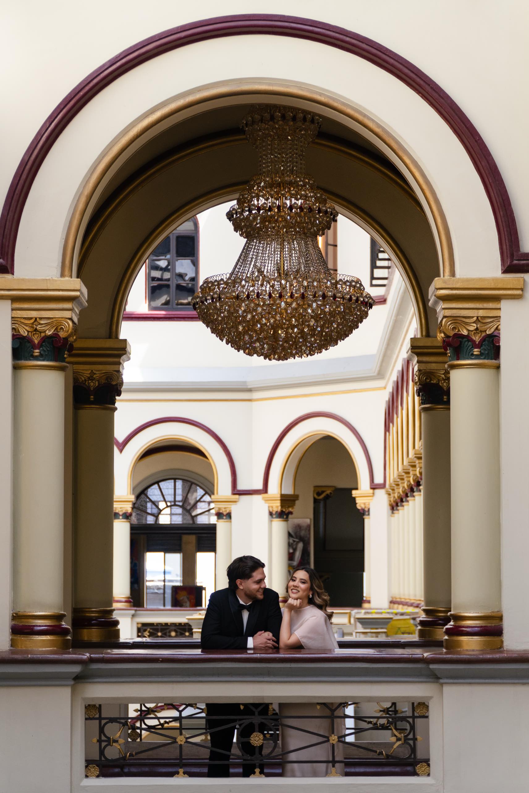 La pareja bajo el candelabro de cristal