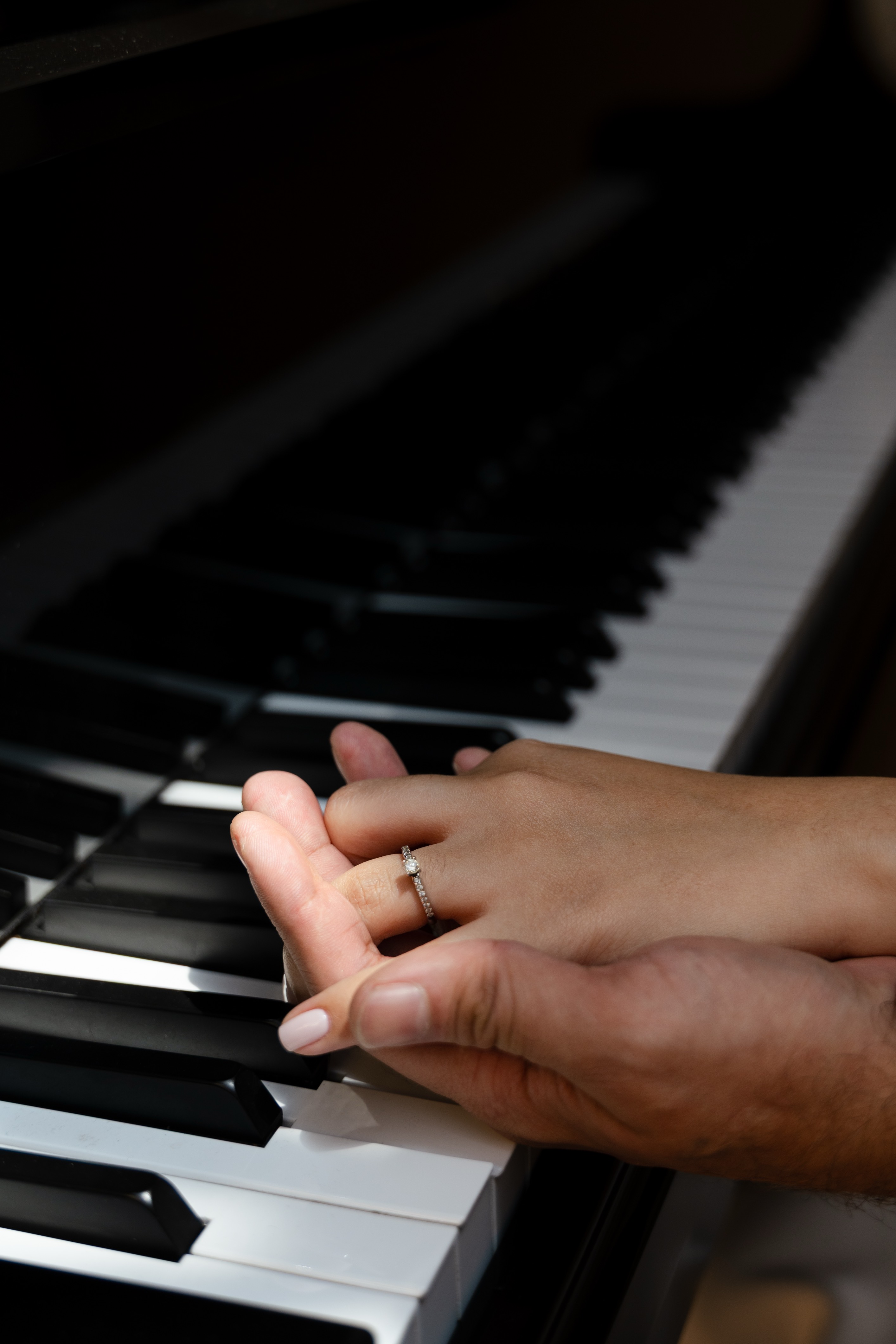 Detalle del anillo de compromiso sobre el piano